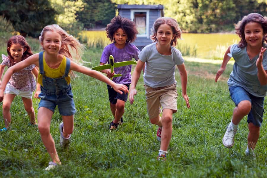 Des enfants courent dans un champ