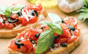 Bruschetta tomates olives basilic