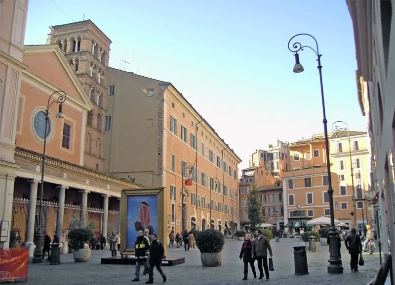Piazza San Lorenzo in Lucina