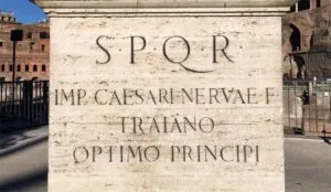 Inscription S.P.Q.R. sur le socle d'une statue devant Foro Traiano