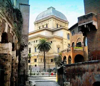 Synagogue de Rome vue d'une ruelle