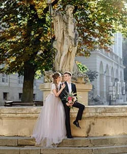 Couple fontaine romantique Rome