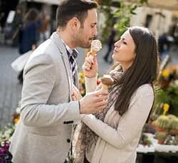 Couple glace romantique Rome