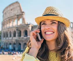 Téléphoner à Rome à côté du Colisée