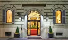 Entrée d'un hôtel à Rome.