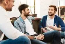 Des amis sur un canapé discutent
