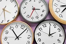 Horloges au mur avec différents fuseaux horaires