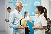 Medecin avec un accompagnant d'un patient