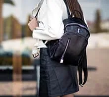 Personne avec un sac à dos sur son épaule