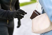Pickpocket va voler un porte monnaie dans un sac à main