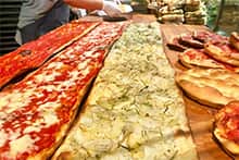 Plateau de pizza à la coupe (al taglio) à Rome