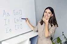 Professeur montre comment prononcer des syllabes
