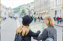 Touriste avec une carte cherche son chemin