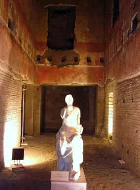 Statue à l'intérieur de la Domus Aurea