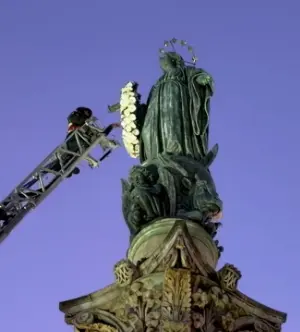 Pompier dépose bouquet de fleur immaculée conception