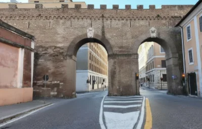Passetto di Borgo vue des arcades depuis la rue
