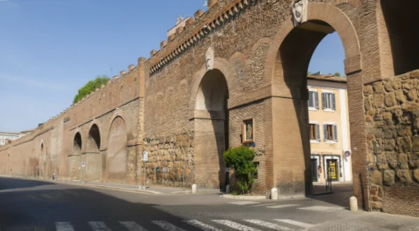 Passetto di Borgo vu depuis la rue