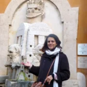 Explications sur une fontaine avec Chill walks with Marie