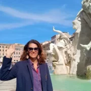 Explications sur la fontaine aux 4 fleuves avec Chill walks with Marie