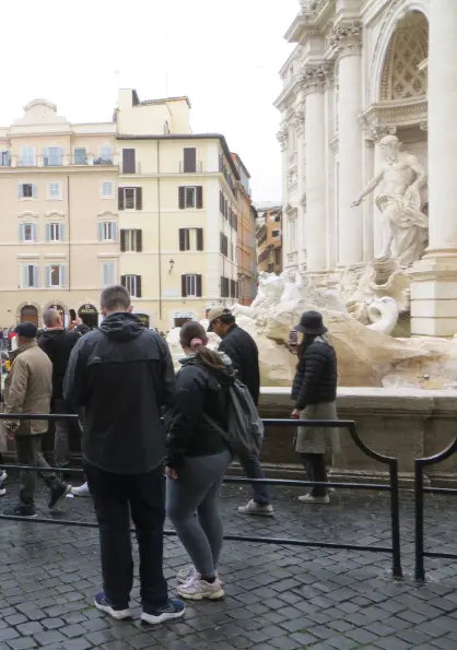 Fontaine de Trevi - Barrière délimitant les zones (gratuite/payante)