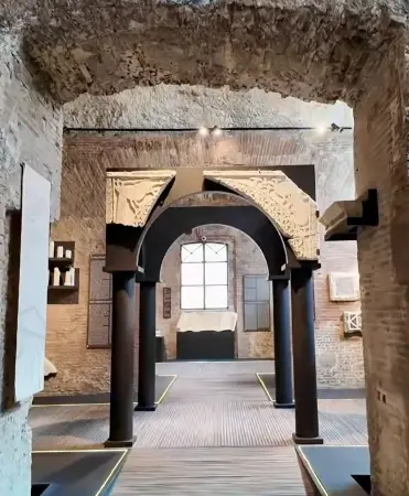 Intérieur Oltre il Pantheon - Portiques supportant des gravures