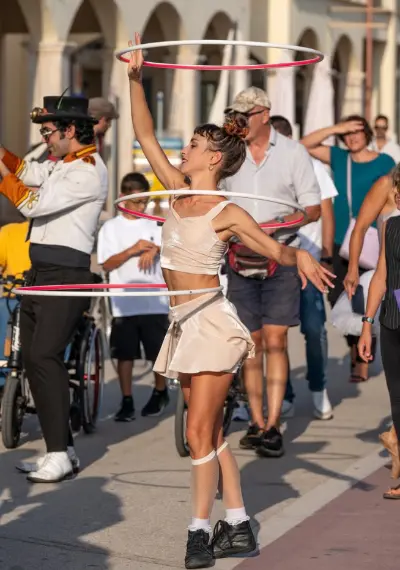 Artiste pendant la parade du Roma Buskers Festival