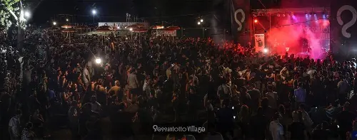 Foule lors d'un concert au Sessantotto Village
