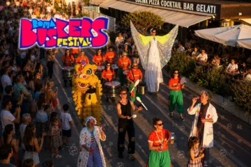 Roma Buskers Festival Parade avec les artistes