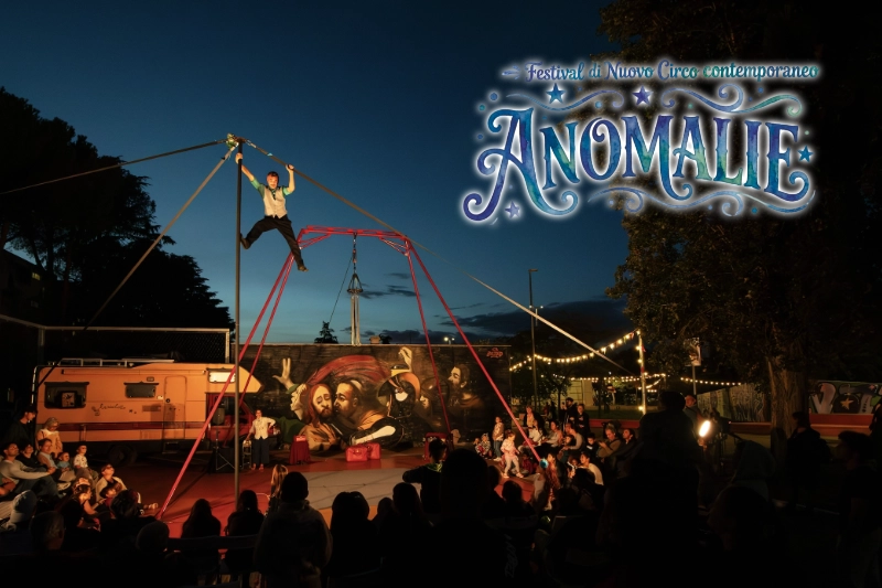Vue d'Anomalie Circus Festival, en soirée, avec public.