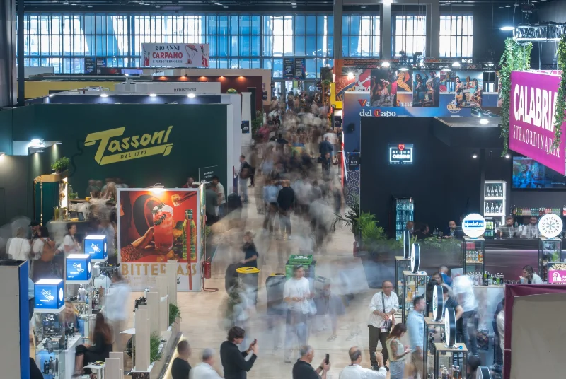 Networking professionnel sur les stands du Roma Bar Show