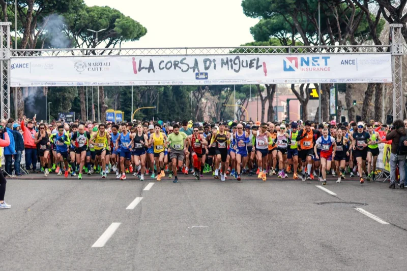 Vue d’ensemble du départ de La Corsa di Miguel depuis le Foro Italico, avec une foule dense de coureurs