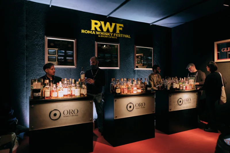 Stands de dégustation de whisky au verre lors du Roma Whisky Festival à Rome